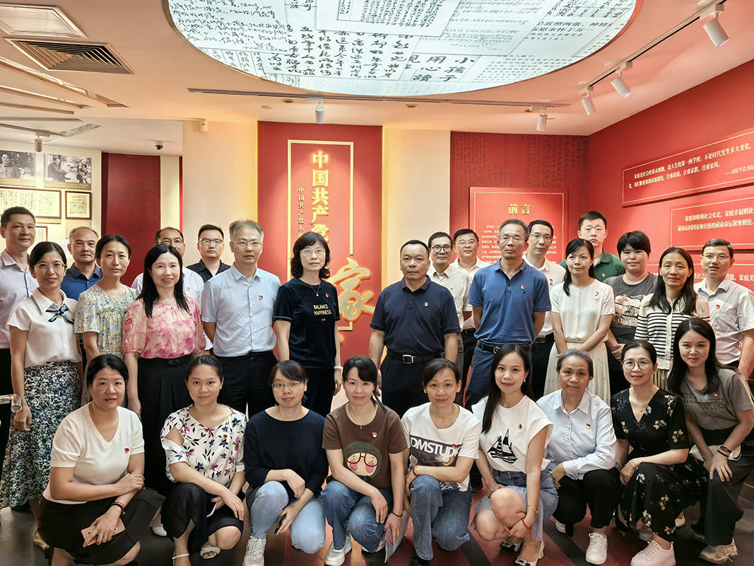 总厂纪委组织参观中国共产党人的家风档案文件展